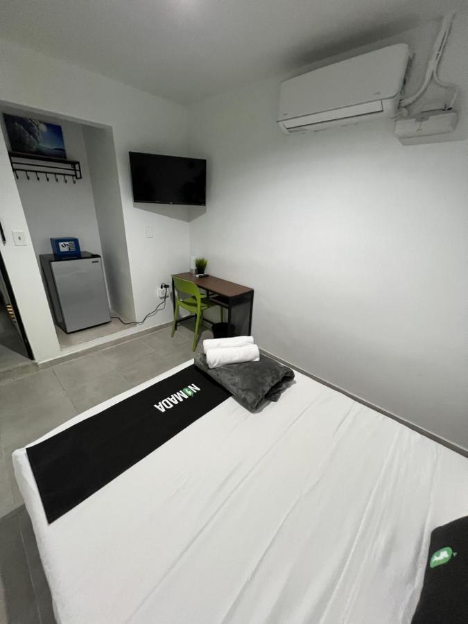 Nomada Beach Hostel- Isla Verde Сан-Хуан Экстерьер фото